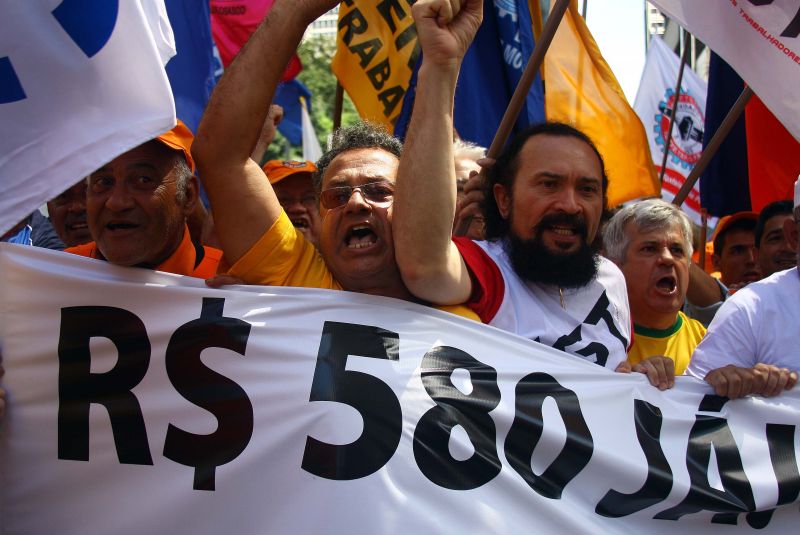 Protesto das centrais sindicais, na terça-feira, em São Paulo, pelo salário mínimo de R$ 580: valor proposto pelo governo é R$ 545. Para cada R$ 1 de aumento, despesa dos cofres federais cresce R$ 286,4 milhões | Dorival Rosa / Agência Estado