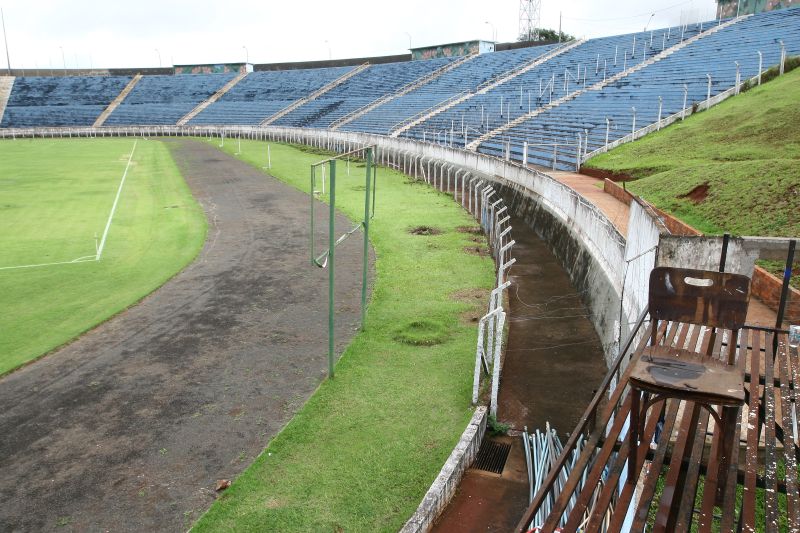 O Estádio do Café foi visitado ontem por uma comissão da Assessoria Técnica da Copa 2014: local precisa de obras | Roberto Custódio/ Jornal de Londrina