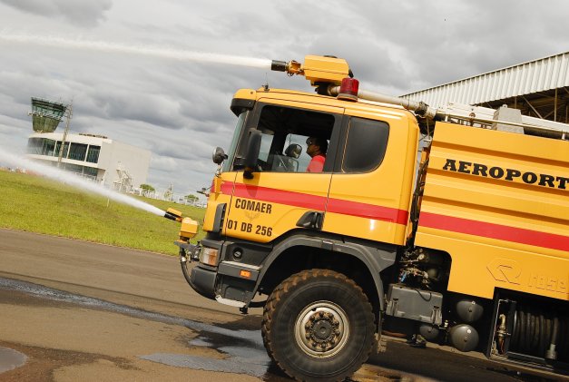 Em setembro de 2010, o então governador Orlando Pessuti assinou a liberação da compra de um caminhão de combate a incêndios e a contratação de 30 bombeiros, exigências que elevam o Silvio Name para a categoria 7 de segurança | Arquivo - Agência de Notícias Gazeta do Povo