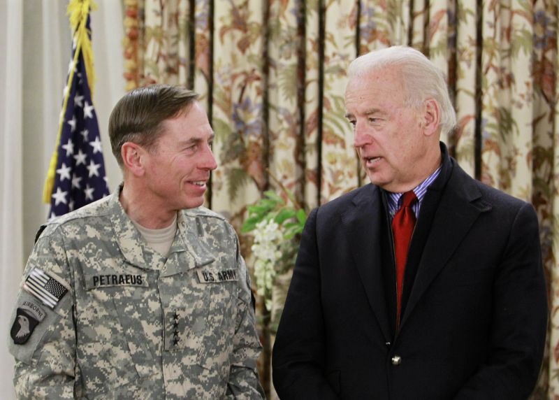 Vice-presidente dos EUA, Joe Biden, conversa com o general David Petraeus, comandante das forças dos EUA no Afeganistão, na embaixada norte-americana em Cabul | Reuters