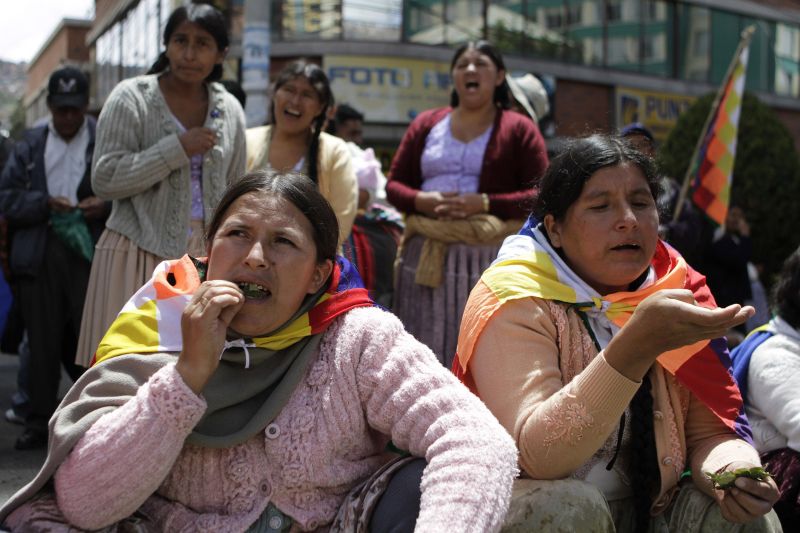 Cocaleiros bolivianos mastigam folhas de coca em frente a embaixada americana em La Paz | Reuters