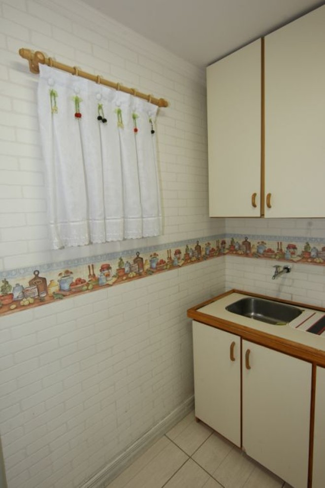 O papel de parede na cozinha, da Mur Paint, imita tijolos à vista. O modelo custa R$ 159 o rolo | 