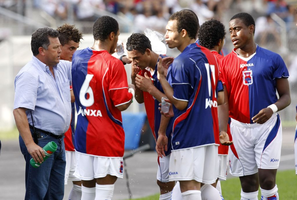 Cavalo orienta os jogadores contra o Cianorte: revés deve provocar uma debandada | Hugo Harada/Gazeta do Povo