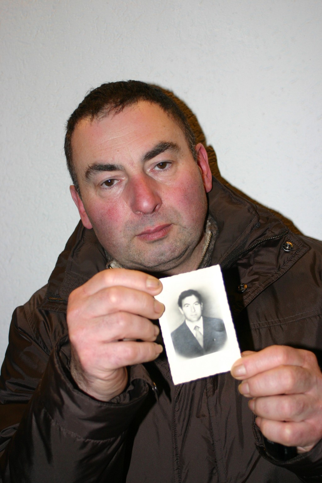 Lembro-me como se fosse hoje. Meu pai caiu, minha mãe o abraçou e a sua roupa branca ficou cheia de sangue, Adriano Sabbadin (ao lado), filho de Lino Sabbadin, açougueiro morto por Cesare Battisti, segurando a foto do pai