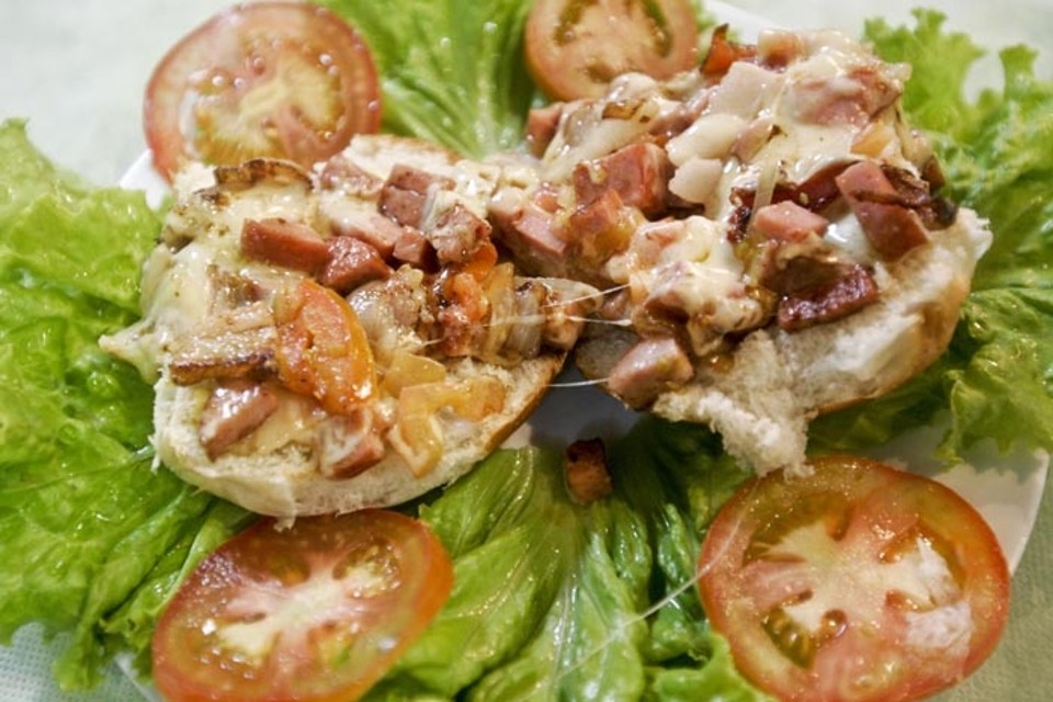 Uma das tentações da feira é o X-Cracóvia, feito queijo, carne de porco - a cracóvia -, bacon, e vinagrete | Priscila Forone / Agência de Notícias Gazeta do Povo