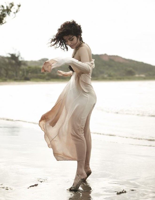 Pela primeira vez fazendo um ensaio sensual, a atriz curitibana Letícia Sabatella mostrou suas curvas numa praia de Búzios para a revista Alfa e surpreendeu a equipe: entre trocas de roupas, a bela cantarolou bossa nova e contou que fez parte do Coral do Paraná. Versátil, Letícia é também cantora, letrista e instrumentista: acaba de compor um tango batizado de Tontería, gravado pelo grupo Ojos de Tango |