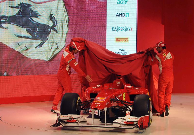 Fernando Alonso e Felipe Massa "descobrem" a Ferrari modelo 2011 | AFP