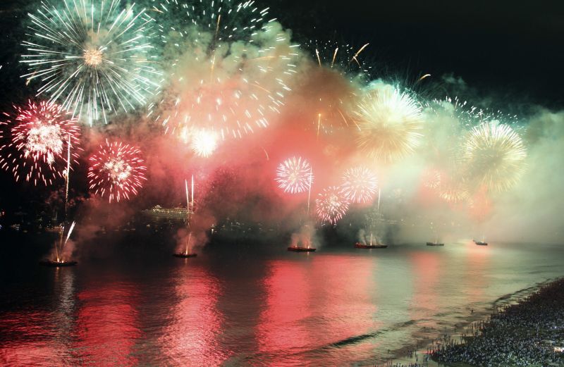 Fogos estavam em 11 balsas na orla de Copacabana | REUTERS/Marcos Michael
