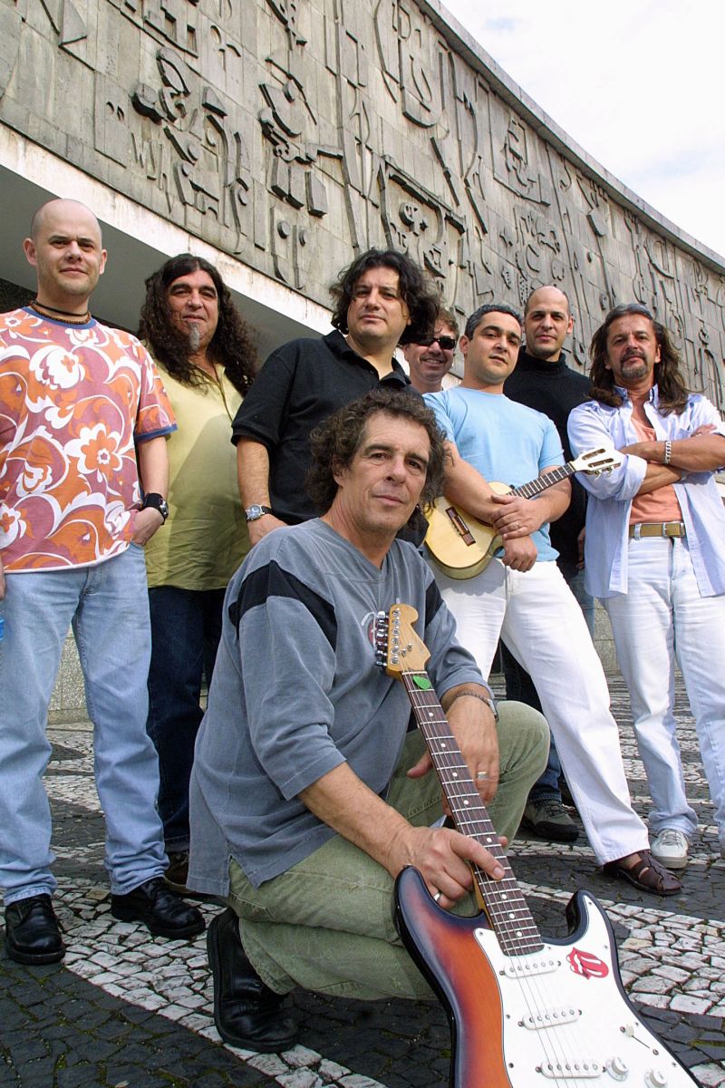 Blindagem e o Maxixe Machine (formado pelos integrantes da banda Beijo AA Força), na frente do Teatro Guaíra | Ivonaldo Alexandre/ Gazeta do Povo