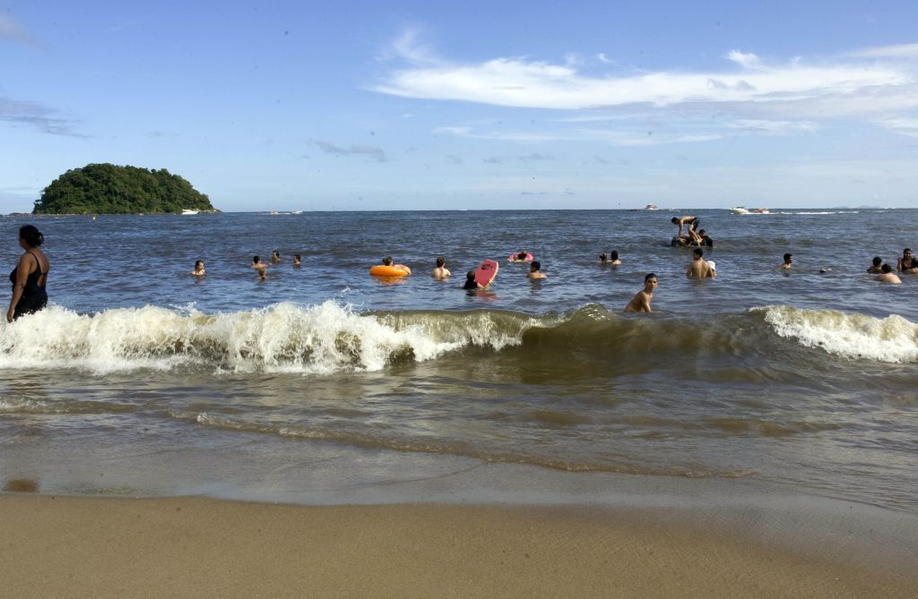 Sossego: veranistas aproveitraam a tranquilidade na Praia Manda de Caiobá, em Matinhos, na tarde de ontem, sem precisar disputar espaço na areia | Priscila Forone/Gazeta do Povo