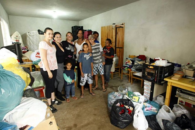 A enfermaria e o restaurante -A casa da técnica em enfermagem Ariadne Moraes de Oliveira, 24 anos, foi transformada numa espécie de enfermaria. Na noite da tragédia, os vizinhos levaram os feridos para a casa dela. Ariadne, que trabalha em um hospital, tinha algum material em casa e cuidou de nove vítimas.