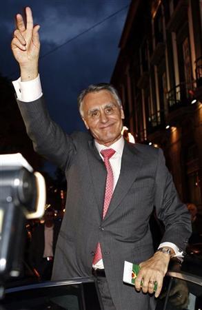 Candidato presidencial Aníbal Cavaco Silva acena aos simpatizantes na ilha da Madeira. O presidente deve conseguir uma tranquila reeleição no próximo domingo, quando o país, que enfrenta uma crise econômica, vai às urnas | REUTERS/Duarte Sa