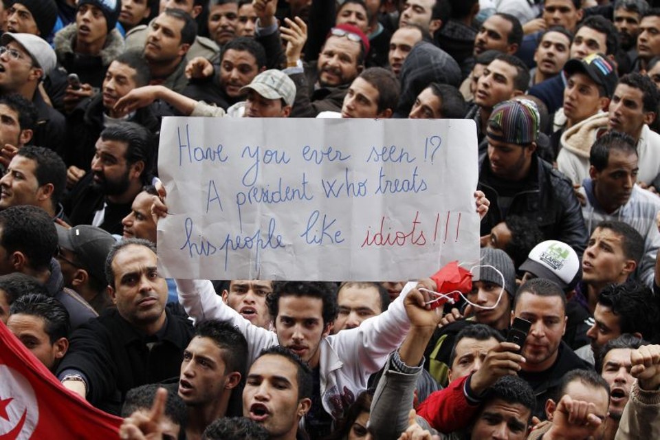 Manifestante exibe cartaz contra o presidente Zine al Abedine Ben Ali. Ele renunciou ao cargo nesta sexta-feira (14) | Reuters