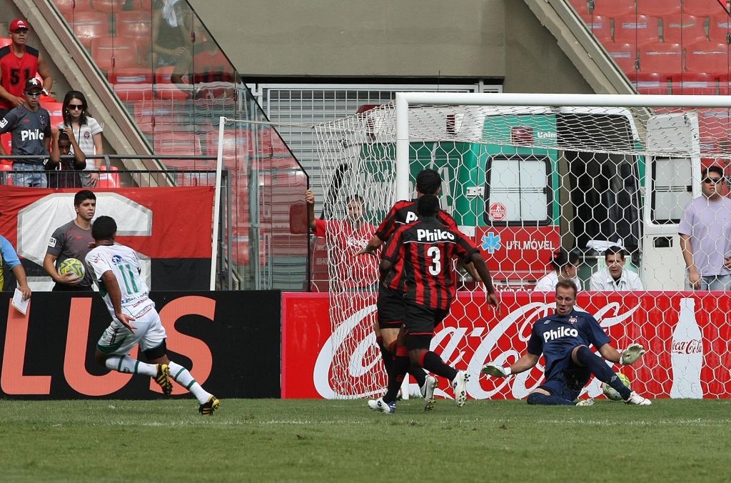 Val Ceará (camisa 11 do Arapongas) finalizou entre as pernas do goleiro João Carlos, do Atlético, para abrir o placar na Arena | Valterci Santos/ Gazeta do Povo