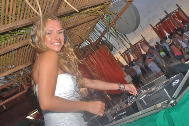 A carreira da DJ paranaense Bibba Pacheco está a todo vapor: depois de tocar para mais de 500 pessoas na festa de pré-réveillon da pousada Zé Maria, em Fernando de Noronha, num maravilhoso fim de tarde, ela se prepara para se apresentar no festival Planeta Atlântida, em Florianópolis, no próximo fim de semana |