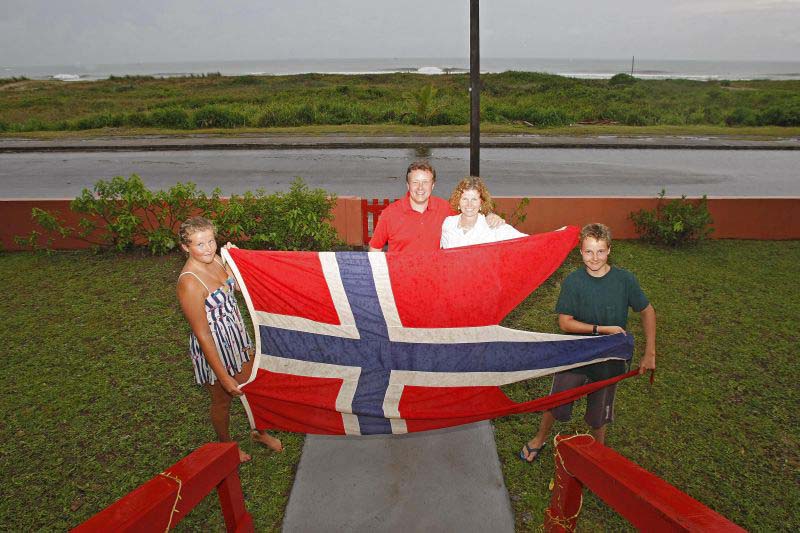 Inger Langfeldt, tradutora norueguesa, apresentou o Litoral paranaense ao marido, Sigurdur Gardarsson, e aos três filhos, Trygve, Sigurd e Ingrid. Foi a calmaria, além do desejo de preservar o que foi construído pelo pai, que a manteve ligada a Monções | Jonathan Campos / Gazeta do Povo