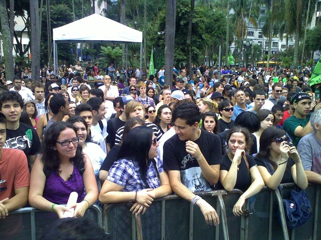 O público se reuniu em frente a Gazeta do Povo para esperar o resultado da UFPR | 