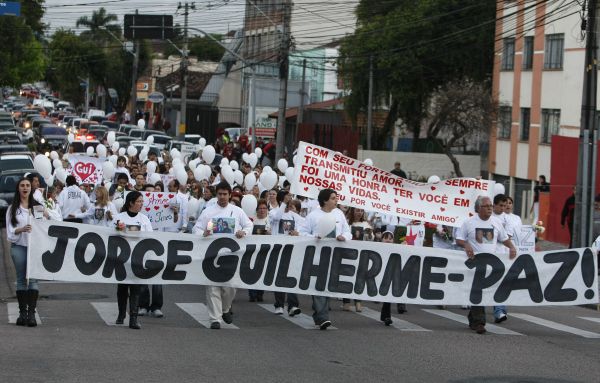 Passeata pede paz após assassinato do filho do coronel Martins, em 2009 | Rodolfo Bührer/Arquivo/Gazeta do Povo