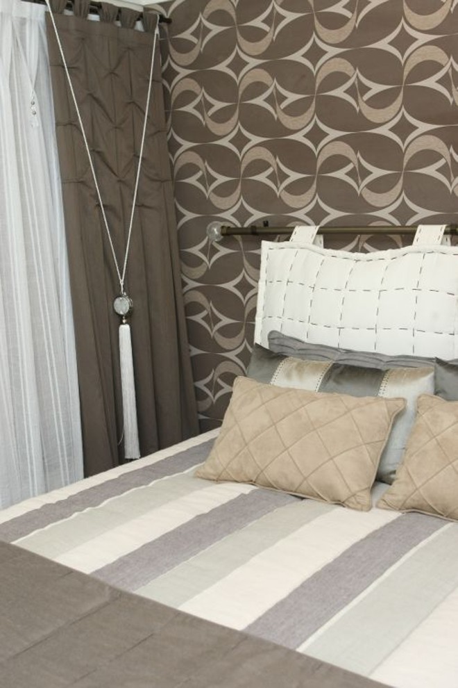 A cabeceira da cama se destaca com o modelo vinílico da Ports of Call. Custa R$ 345 o rolo, na La Marry | 