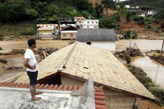 Salvo pela marreta -O auxiliar de acabamento Jocimar Medeiros Pinheiro, de Nova Friburgo, diz que ele e o sogro estão vivos graças a uma marreta. Eles estavam em casa levantando os móveis para protegê-los da chuva quando perceberam que o nível da água havido subido demais. Pediram para vizinhos jogarem cordas, mas ninguém conseguia ajudá-los. Eles ficaram presos no segundo andar. Pegaram uma marreta e quebraram a parede. Pularam em direção ao telhado da casas vizinhas, num vão de um metro, e foi ali mesmo que passaram a noite |