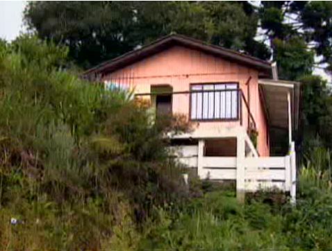 Jardim Santa Angela, onde casas foram construídas em encostas, é um dos locais de risco | Reprodução Paraná TV