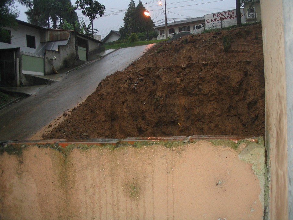 Morador teme que deslizamento de terra derrube o muro da casa | Arquivo Pessoal