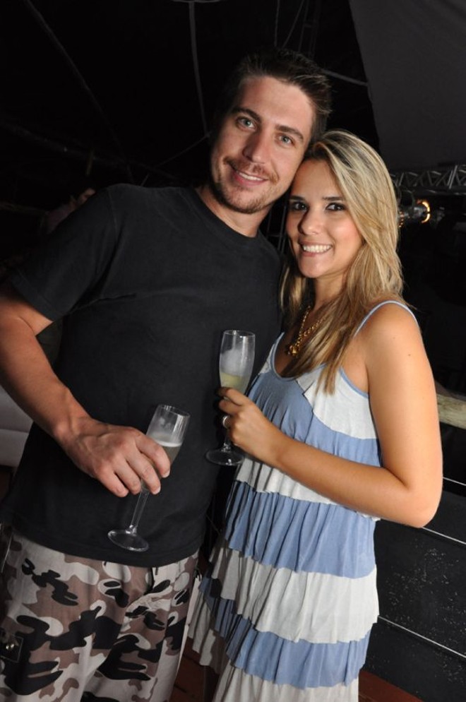 Gustavo Strapasson e Ana Carolina Berti foram conferir a apresentação do DJ norte-americano Mars na festa Cherry hip´n´house Summer, no beach club Mallorca, de Guaratuba, na última sexta-feira |