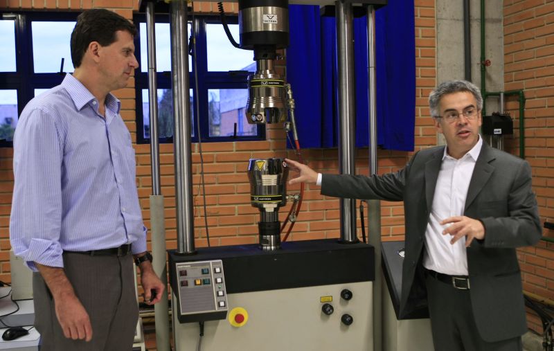 Os professores Nathan Mendes, à esquerda, e Ricardo Diego Torres, da PUCPR: exploração no pré-sal cria demanda por novos equipamentos e ferramentas | Antonio Costa/ Gazeta do Povo