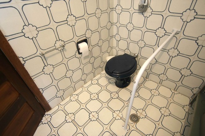 A designer Bernadette Dobignies adaptou o banheiro com barra de apoio |