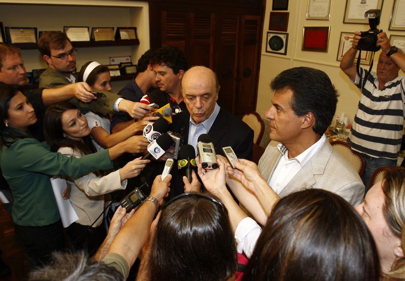 Beto Richa recebe José Serra em Curitiba: candidato derrotado à Presidência faz duras críticas a Dilma | Hedeson Alves / Gazeta do Povo