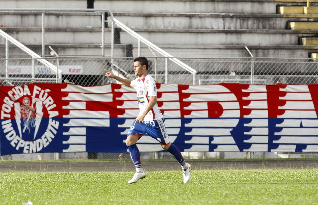 Giancarlo celebra o gol que decretou mais uma derrota do Paraná no Estadual com a faixa da organizada tricolor ao fundo: torcida saiu furiosa da Vila Capanema | Hugo Harada/Gazeta do Povo