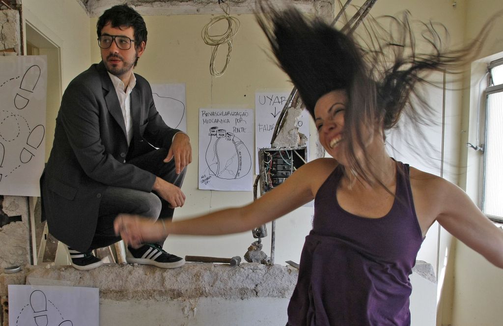 Pablito Kucarz e Michele Menezes, integrantes do Teatro de Breque, no ensaio da peça Com Amor | Jonathan Campos/Gazeta do Povo