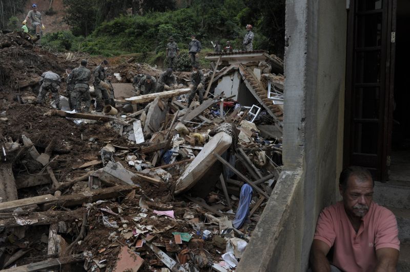 Cenário de destruição em Nova Friburgo, uma das cidades mais atingidas pelos temporais da semana passada: fornecimento de água e luz ainda não foi restabelecido | Mauricio Lima / AFP