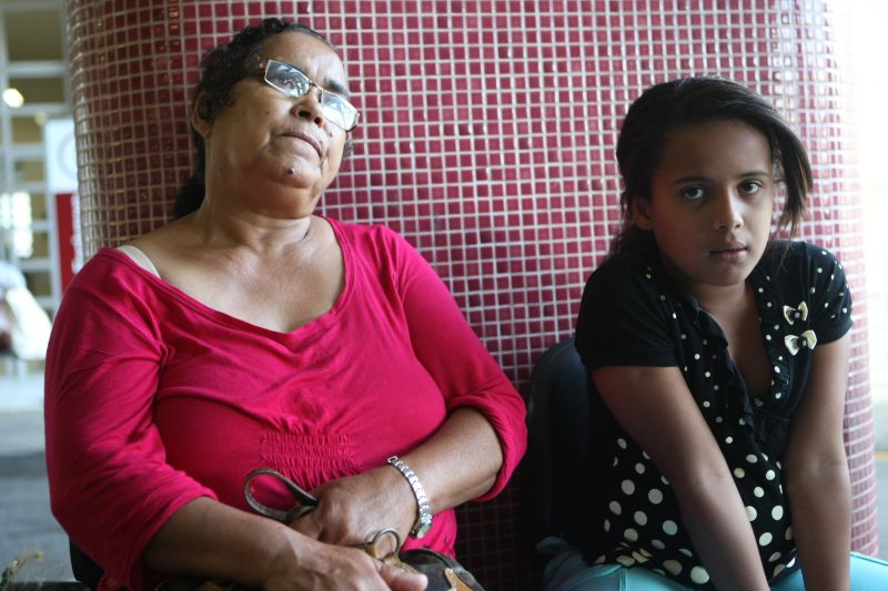 Nair de Oliveira e a neta Priscila criaram a rotina de vir de ônibus do interior até Curitiba para ir a hospital | Aniele Nascimento / Gazeta do Povo