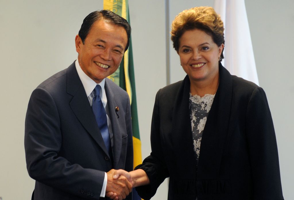 O ex-primeiro-ministro japonês Taro Aso cumprimenta Dilma: país foi um dos sete que conseguiram agendar reuniões com Dilma neste domingo | Antônio Cruz/ABr