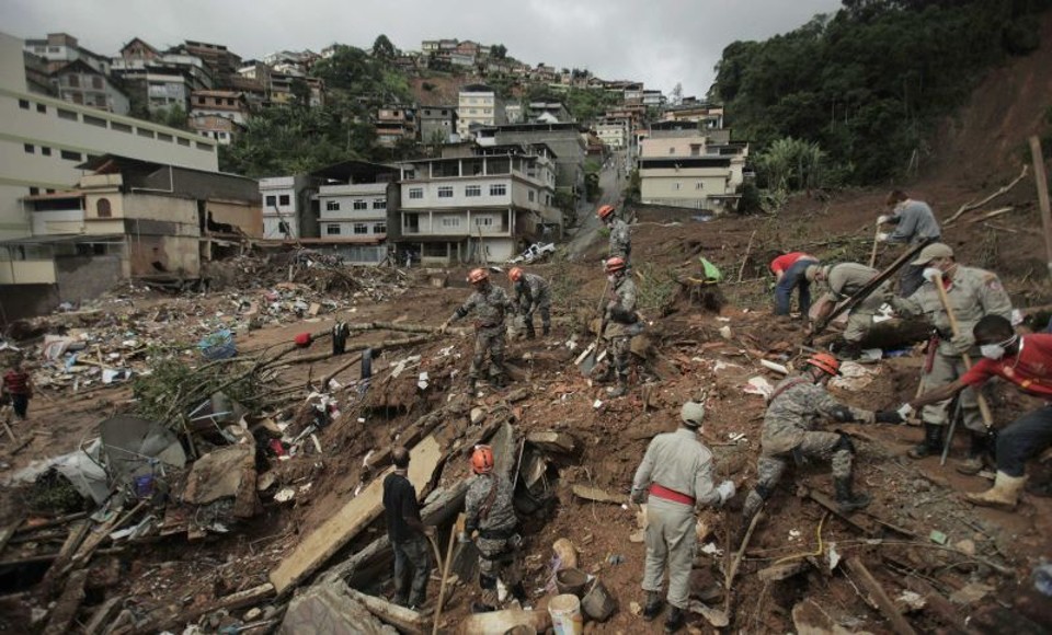 Buscas nos destroços deixados pela chuva em Nova Friburgo continuam, assim como em toda a região serrana do Rio. Pelo menos 541 pessoas continuam desaparecidas, de acordo com o Ministério Público | Ricardo MoraesReuters