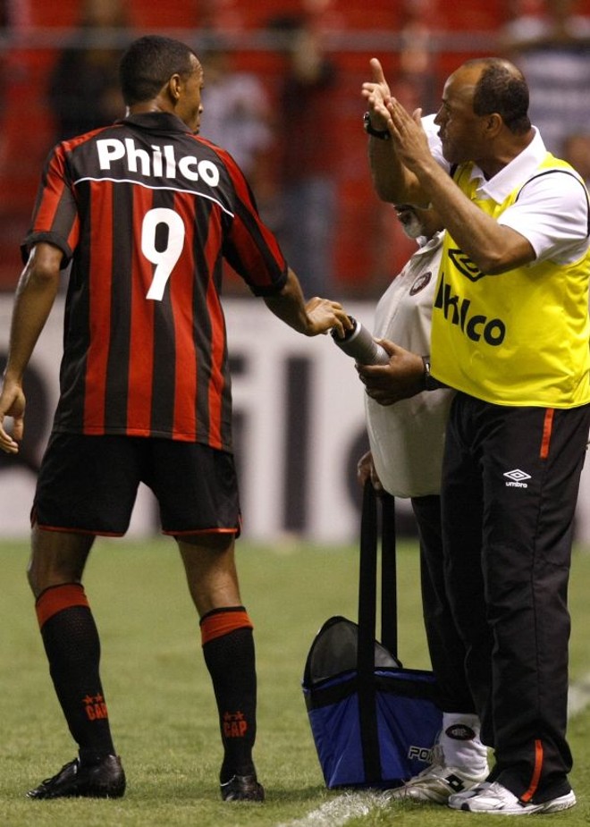Técnico Sérgio Soares aplaude a atuação do jogador Lucas, autor do terceiro gol rubro-negro na Baixada | 
