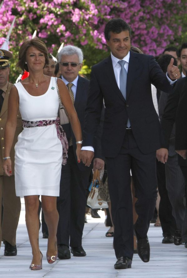 O governador Beto Richa e a primeira-dama, Fernanda, sobem a rampa da Assembleia, onde ocorreu a posse | Antônio Costa/ Gazeta do Povo