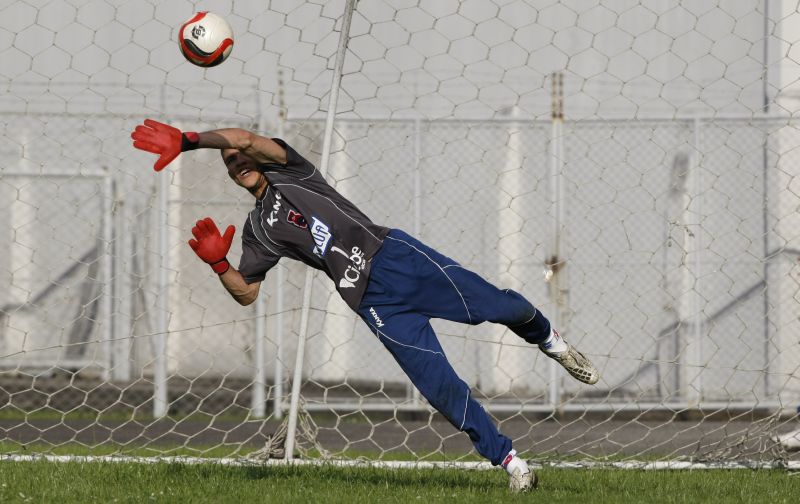 Sem dinheiro em caixa para trazer um goleiro experiente, Paraná aposta no talento do prata da casa Luís Carlos | Daniel Castellano/ Gazeta do Povo