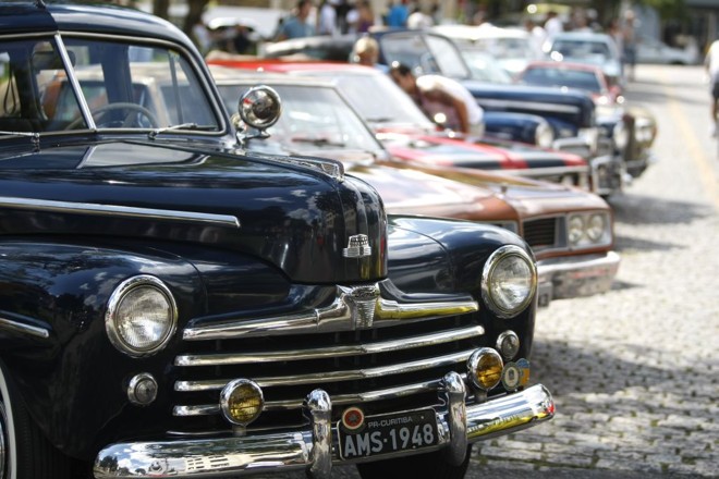 As praças da capital geralmente são pontos de encontros de carros antigos |