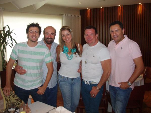 Neuza Madalosso ofereceu no último sábado um almoço de aniversário, no Guega Ristorante, para alguns capricornianos de janeiro, entre eles seu filho, Lorenzo, e seu marido, Carlos Madalosso (ambos à esquerda), o médico Eliseu Portugal (de branco) e o artista plástico Eleutherio Netto, seus amigos | Mauro Campos