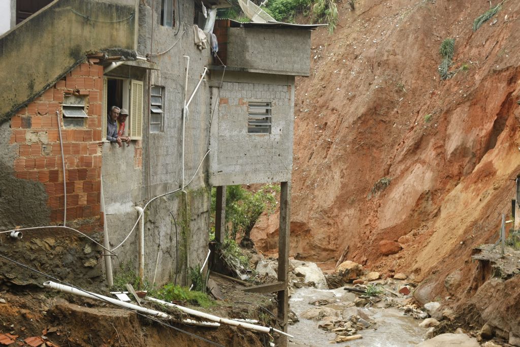 O vendedor Altair de Souza Carreiro (à esquerda), que vive em área de risco em Teresópolis: Nasci aqui e vou morrer aqui | Daniel Castellano/ Gazeta do Povo