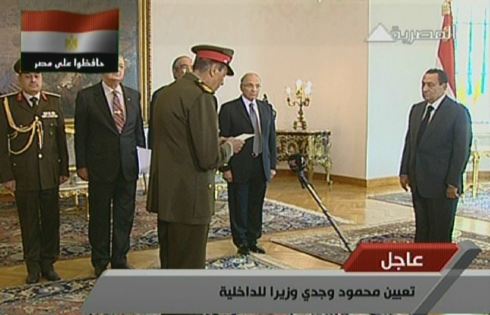 Imagem de TV mostra novos membros do governo do Egito tomando posse | AFP PHOTO / AL-MASRIYA TV