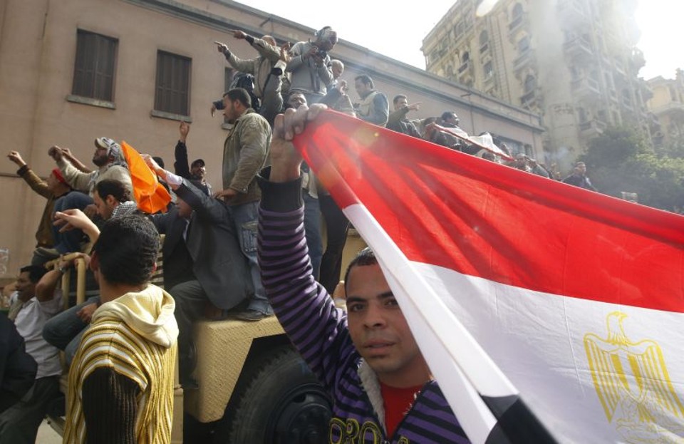 Manifestante carrega a bandeira do Egito durante protesto no Cairo, neste sábado | Yannis Behrakis/Reuters