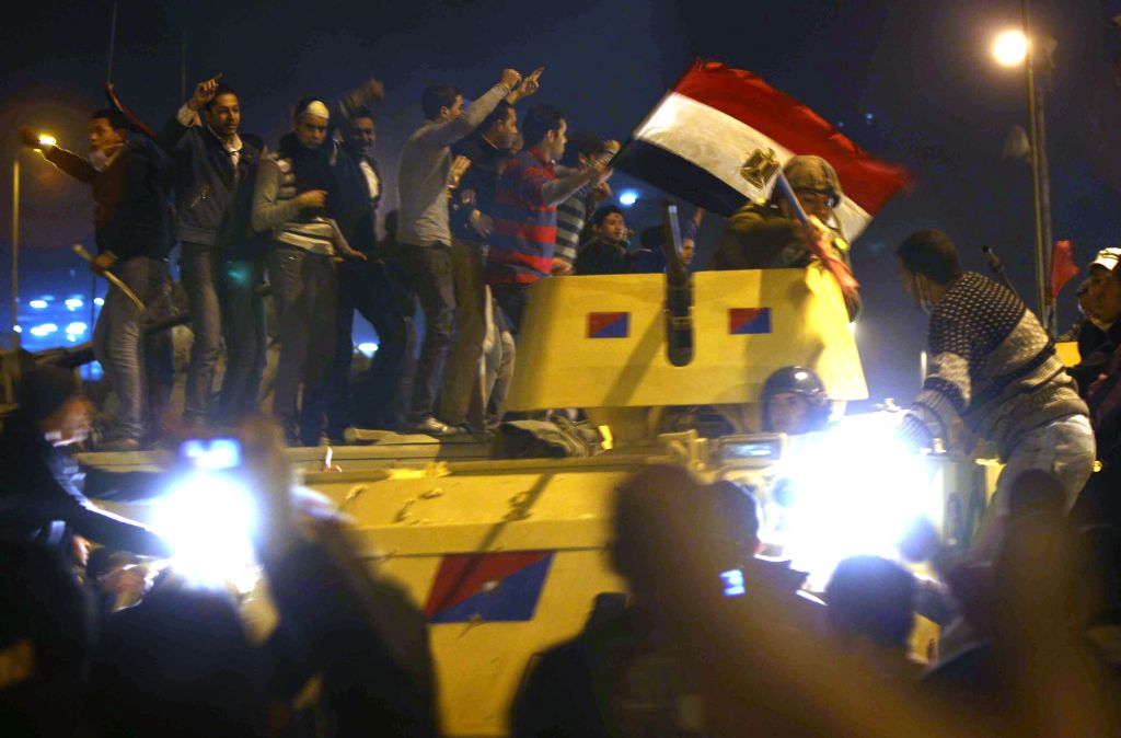Manifestantes desafiaram o toque de recolher e o próprio exército, ao escalar tanques e gritar slogans contra o governo | Khaled Desouki/AFP