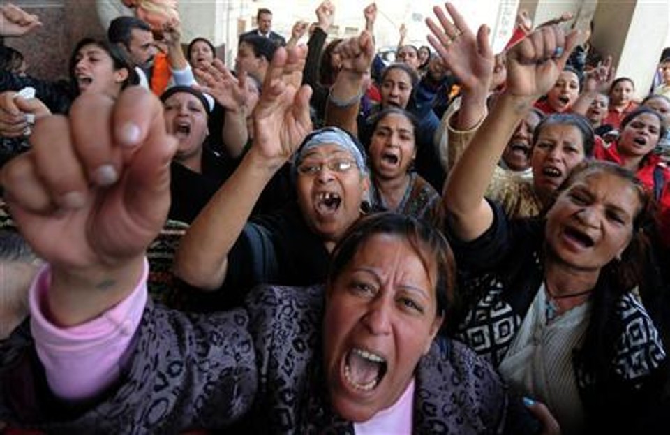 População protesta após ataque de bomba em frente à igreja | Reuters