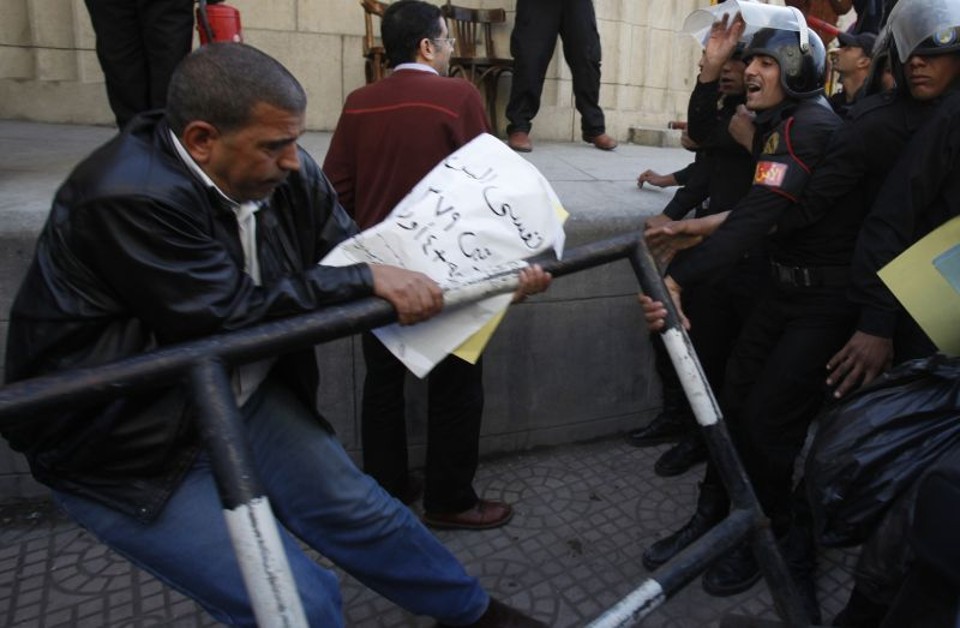 Protestantes entraram em confronto com a polícia no centro de Cairo | Reuters