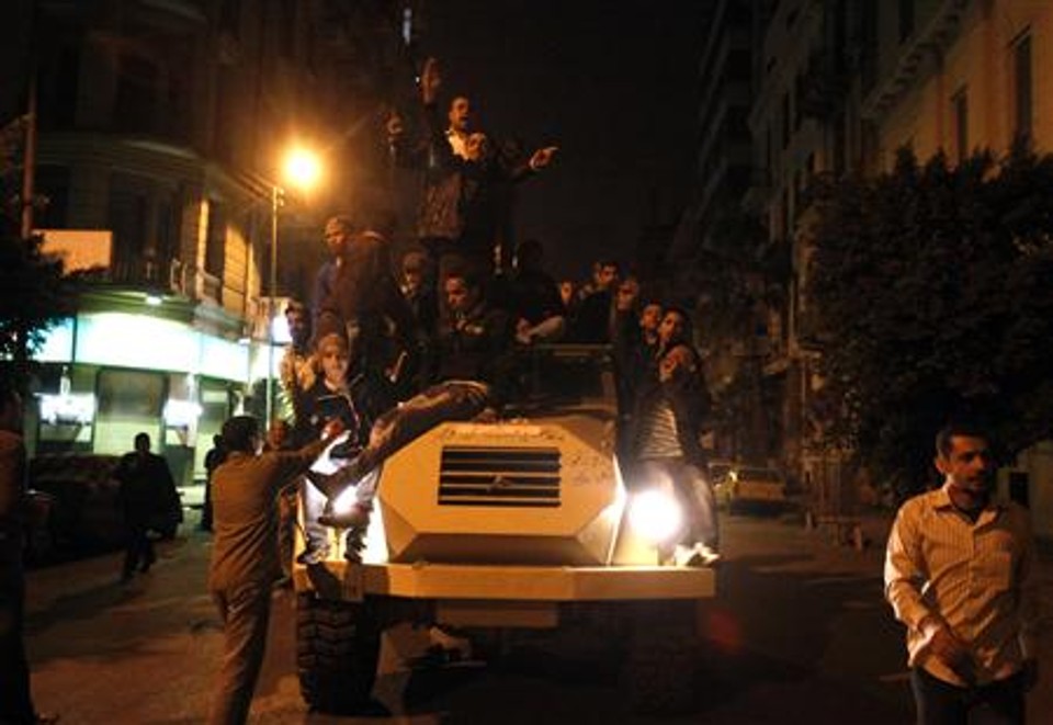 Manifestantes sobem em veículo do Exército no Cairo | Reuters