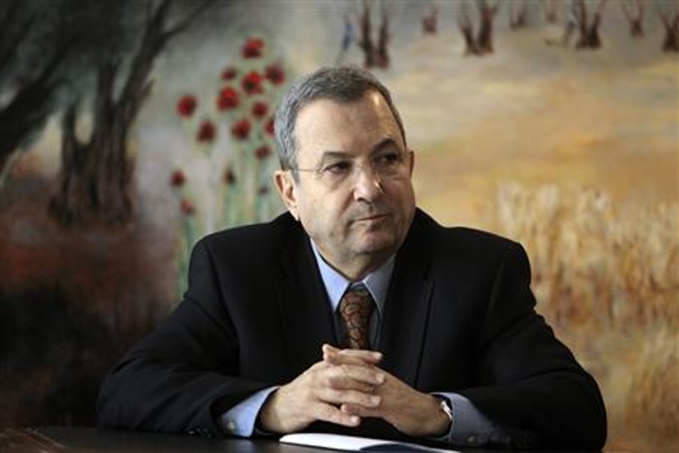 O ministro da Defesa de Israel, Ehud Barak, fala a jornalistas no Parlamento em Jerusalém, 17 de janeiro de 2011 | REUTERS/Baz Ratner