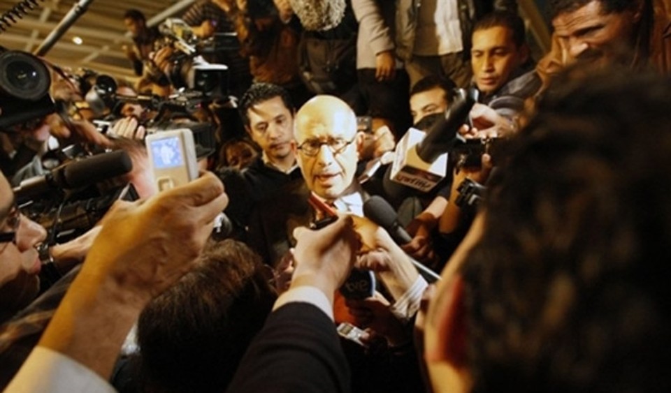 O ex-chefe da Agência Internacional de Energia Atômica e Nobel da Paz Mohammed El Baradei é cercado por jornalista ao chegar ao Cairo, nesta quinta (27) | AFP